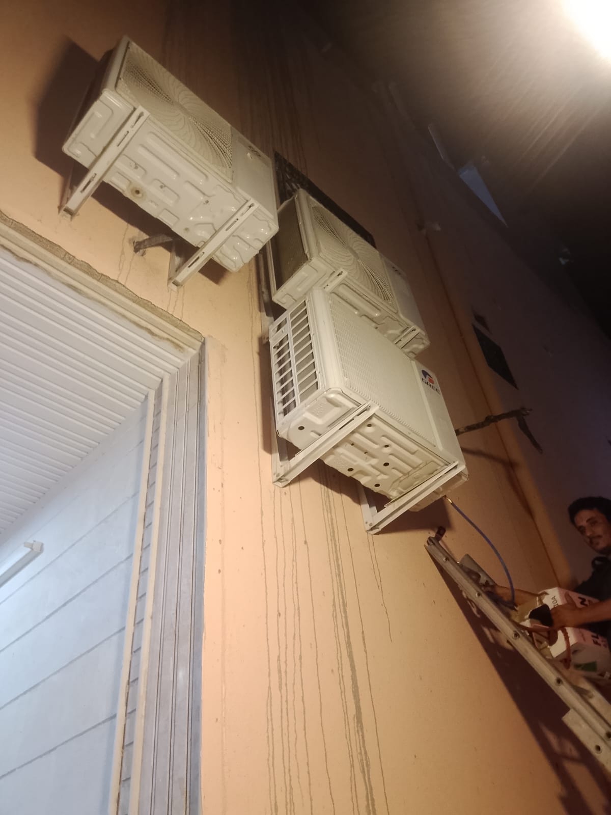 تركيب وتثبيت وحدات خارجية بالليل