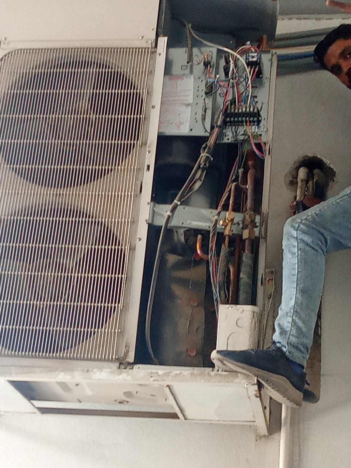 فحص كهرباء الوحدة الخارجية وقياس الكابستور والأمبير لمكيف سبليت في الطائف