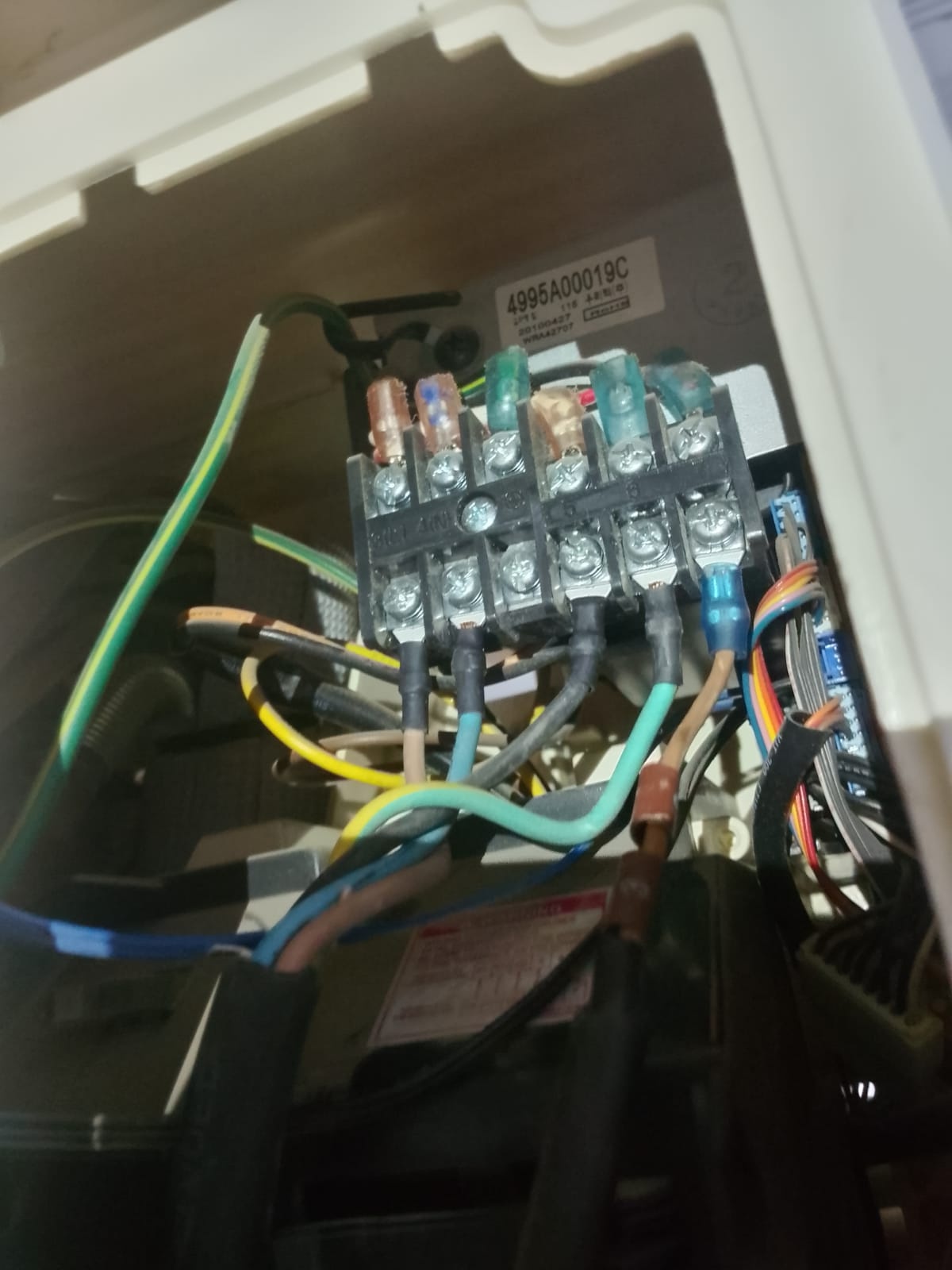 فحص وتثبيت أسلاك التوصيل وروزتة الكهرباء لمكيف سبليت لضمان عدم حدوث شورت