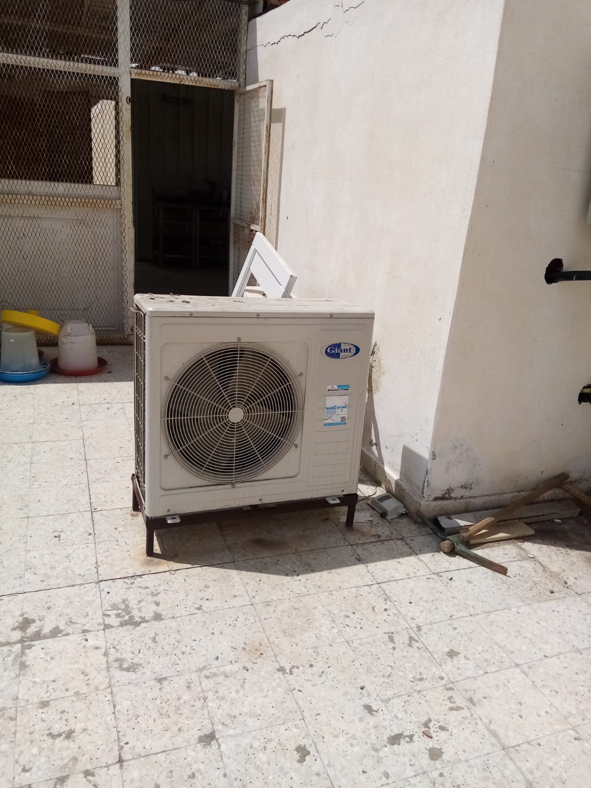 نقل وحدة خارجية وتثبيتها بالسطح